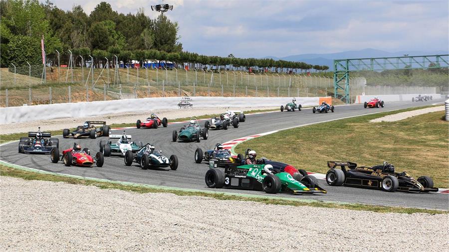 El viernes 17 de abril algo más de 30 monoplazas de F1 salieron juntos a pista a modo de exhibición. Sumando los que había en boxes había 65 F1 (Fotos: Mikel Prieto / Manu Lozano).