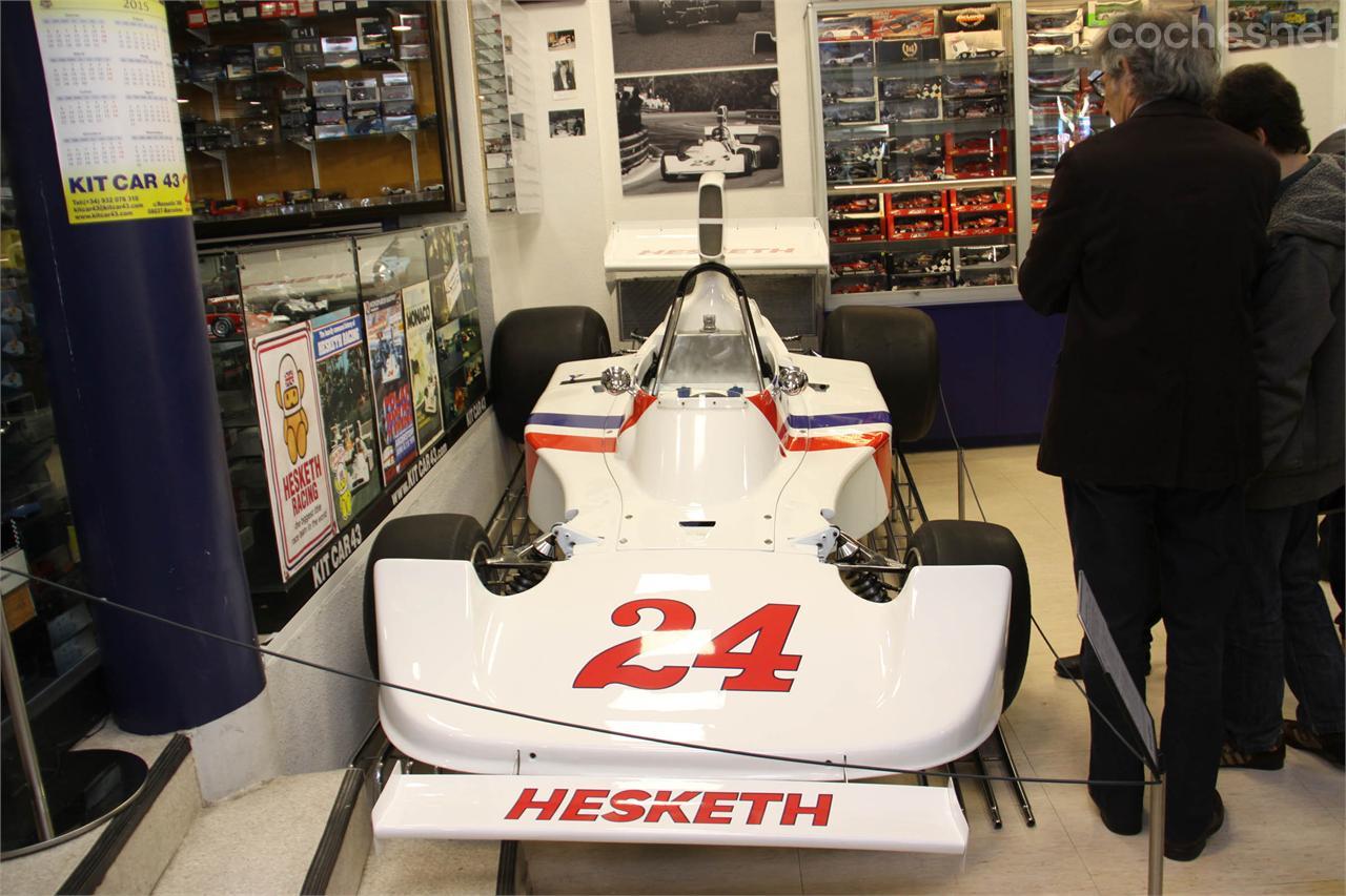 Aunque parezca mentira dentro de una tienda del ensanche de Barcelona, KIT CAR 43, hay un monoplaza de F1, nada menos que el Hesketh 308 que fue de James Hunt.