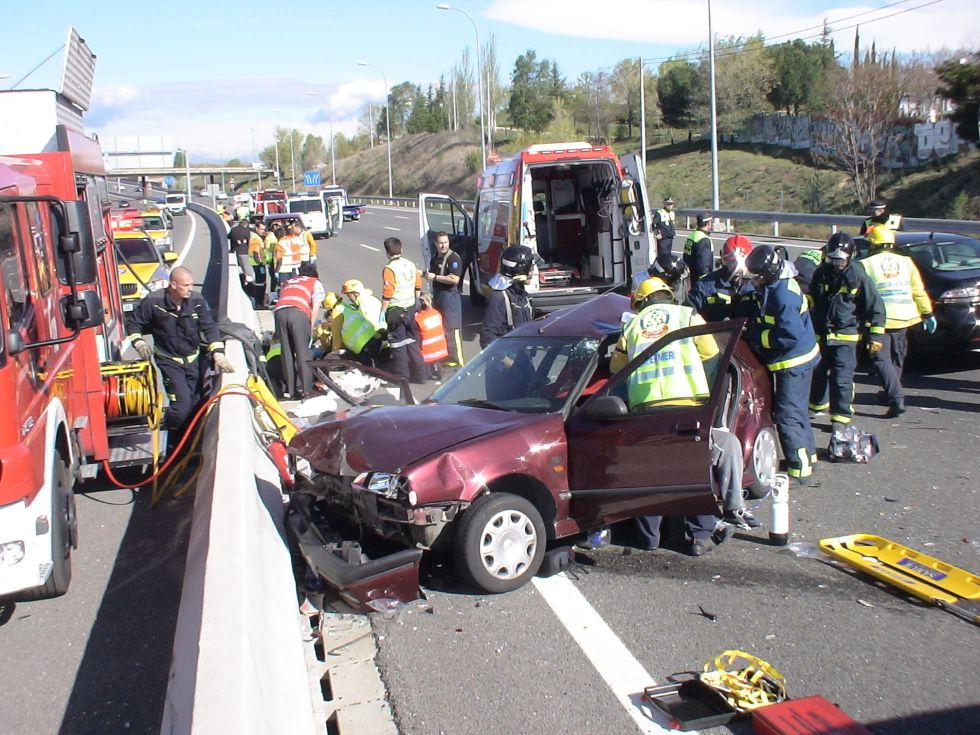 Cada año son muchas las personas que mueren atropelladas al bajar de su automóvil para socorrer en un accidente. Mucha precaución y si vas a poner en riesgo tu vida, no actúes.