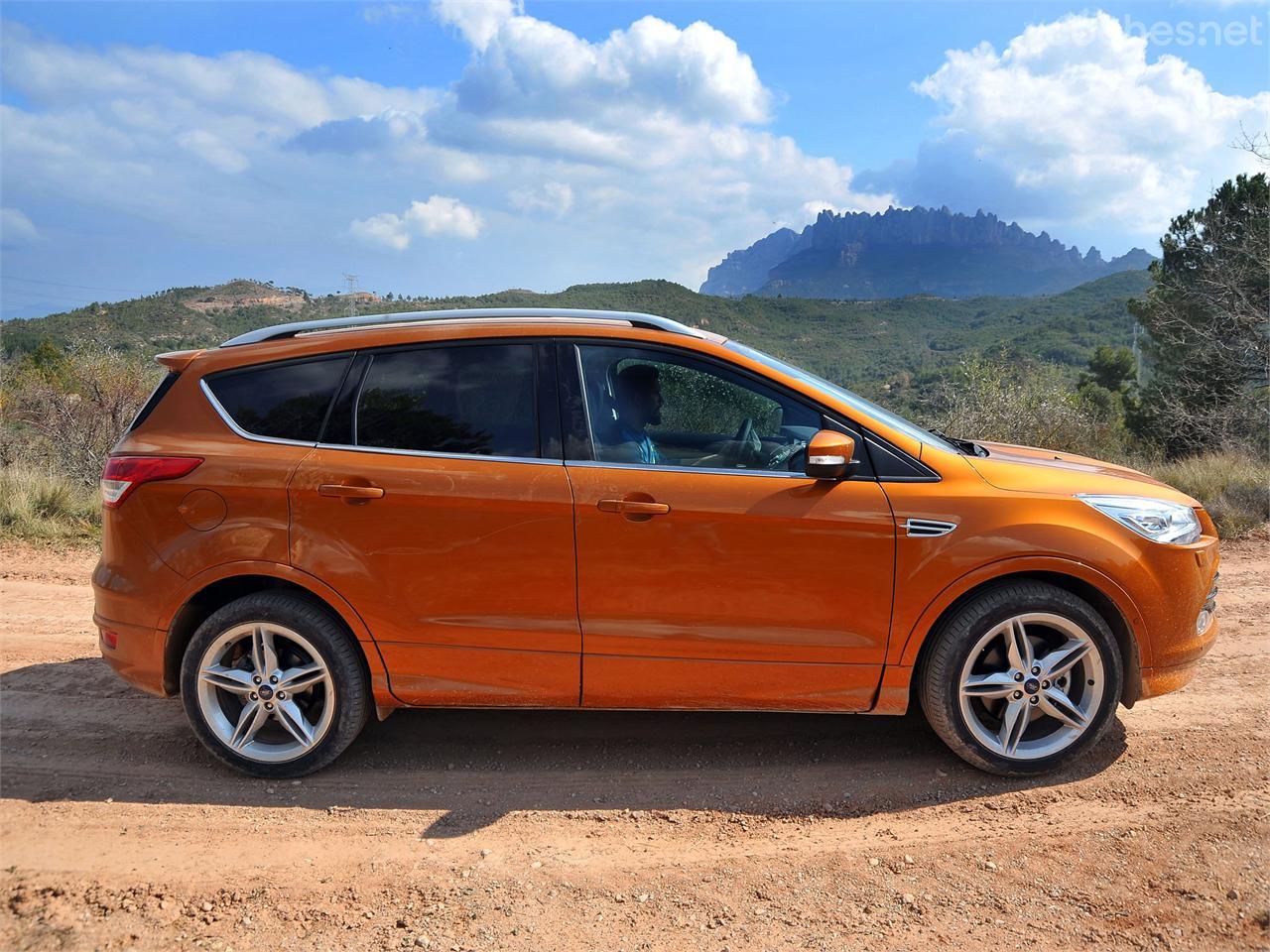 El Ford Kuga con el Macizo de Montserrat al fondo.