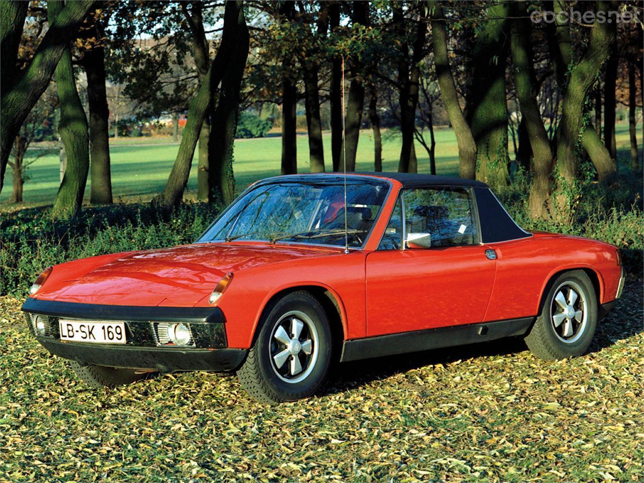 Porsche de la mano de Volkswagen desarrolló el 914/4, un deportivo de motor central trasero de 4 cilindros con techo desmontable tipo targa.