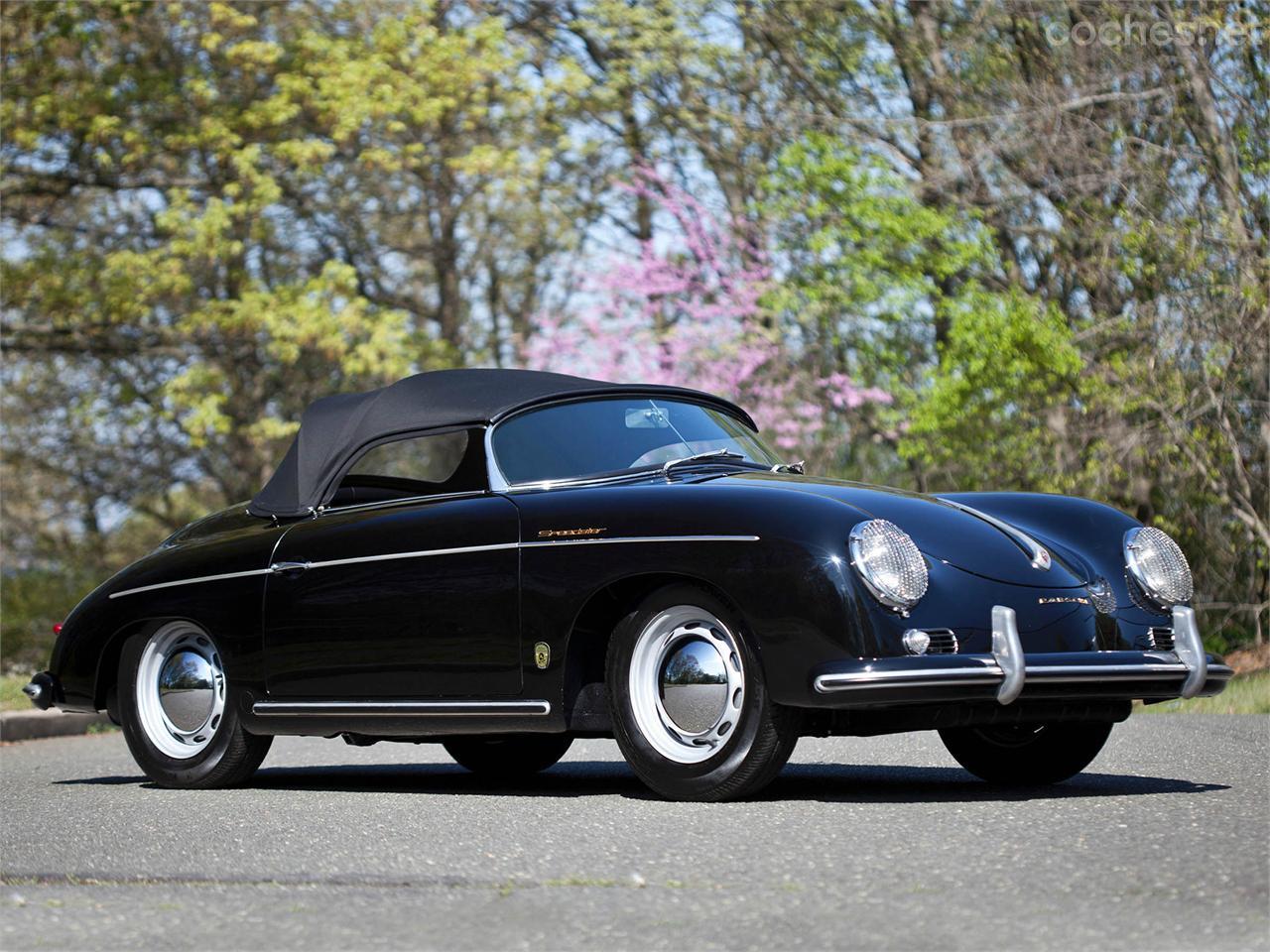 El 356 fue el primer modelo de Porsche y estaba animado por un motor bóxer de 4 cilindros situado por detrás del eje posterior.