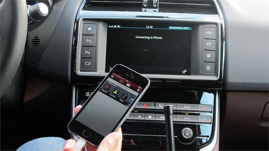 En la actualidad los coches a la venta permiten integrar el teléfono móvil con el coche, bien a través de Bluetooth, un puerto USB o WiFi.