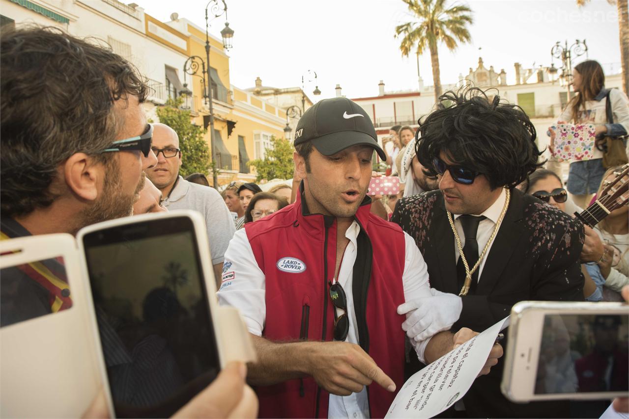 David Bustamante cantando con un miembro de una Chirigota. La gymkhana en Sanlucar revolucionó la población.