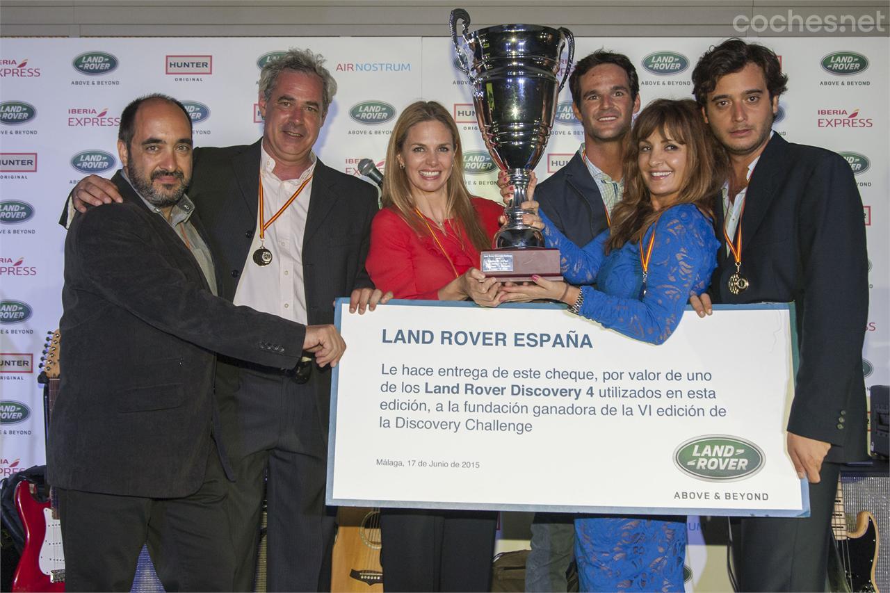 Los ganadores de la Land Rover Discovery Challenge 2015. De izquierda a derecha, Joan Dalmau, Nacho Salvador, Genoveva Casanova, José Bono, Beatriz Cortázar y Dani Carande.