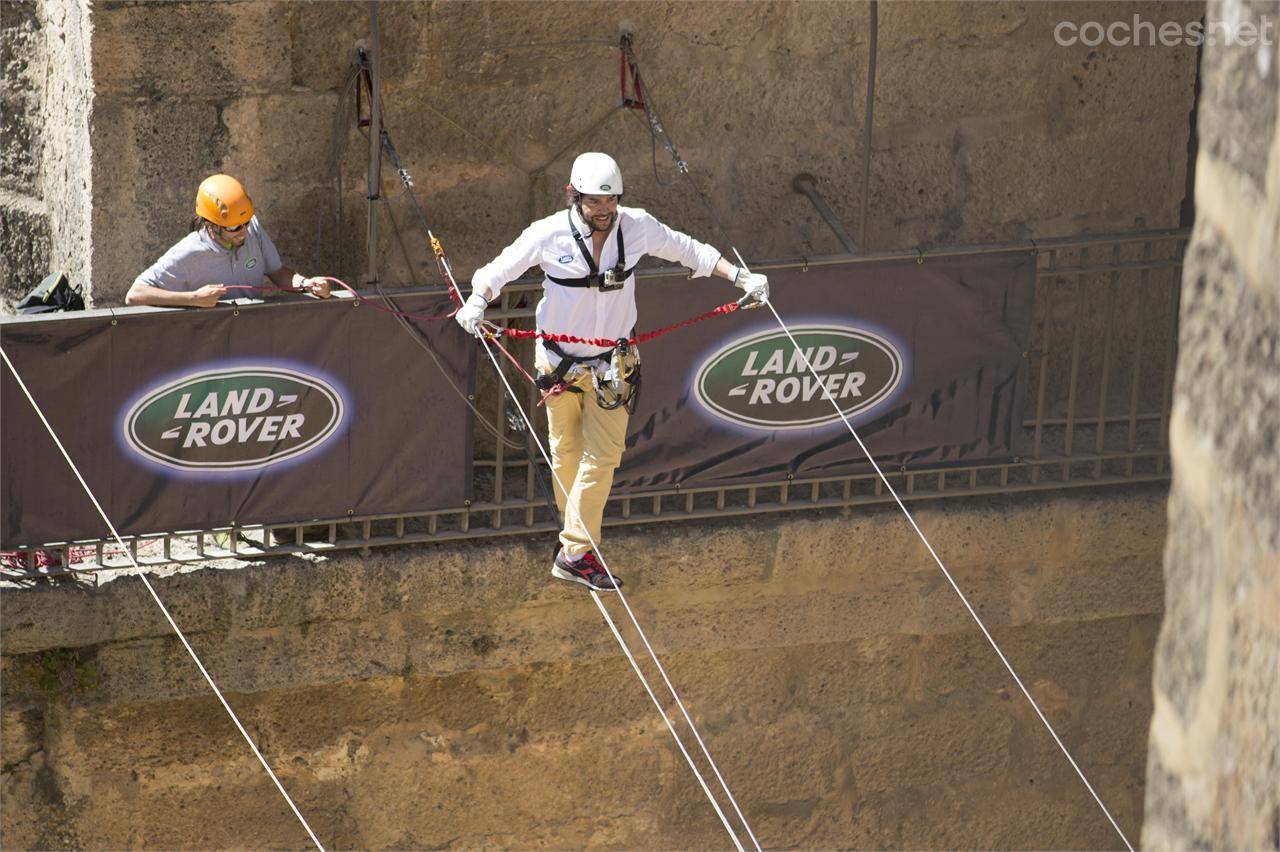 Joaquín Cortés, suspendido en el puente tibetano a 60 metros de altura en uno de los arcos del puente de Ronda.