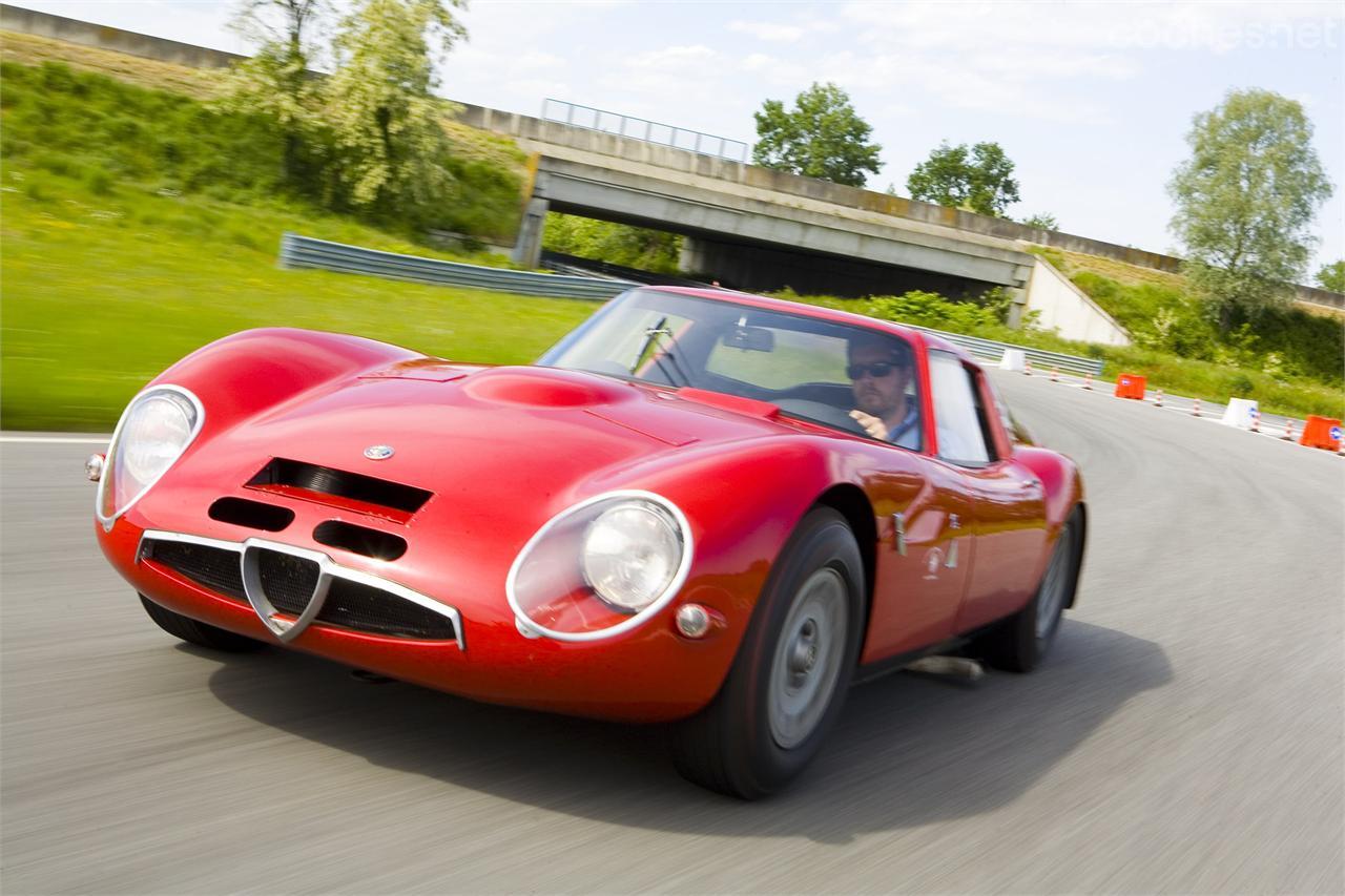 No, no es un Ferrari 250 GTO. Es un Alfa Romeo Giulia TZ2 y su nombre corresponde a Tubulare Zagato porque cuenta con un chasis tubular creado por el carrocero Zagato.