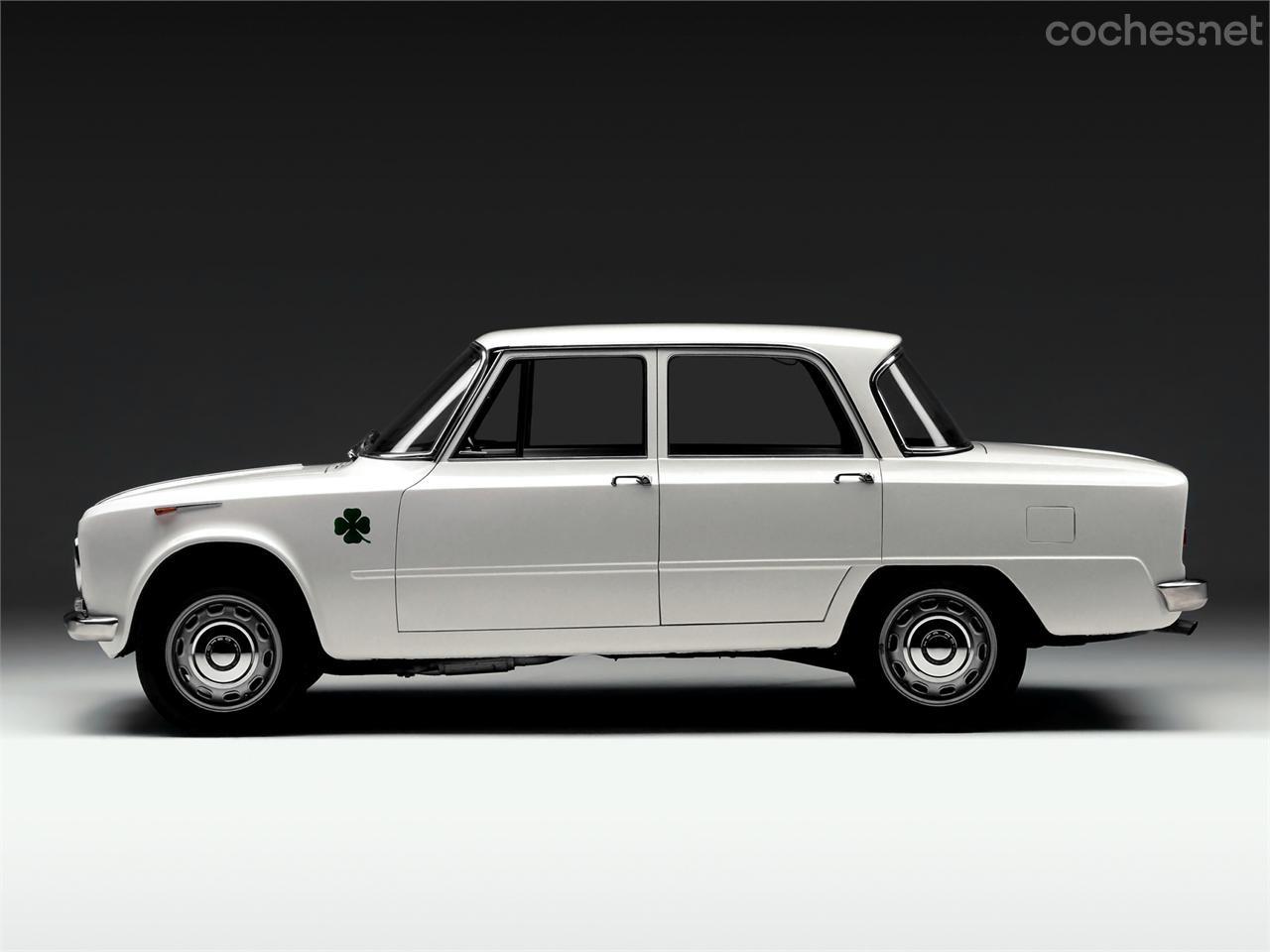 Alfa Romeo usó el nombre de Giulia por primera vez en 1962 con esta atractiva berlina. En imagen vemos la versión T.I. Super la más deportiva de la gama. 