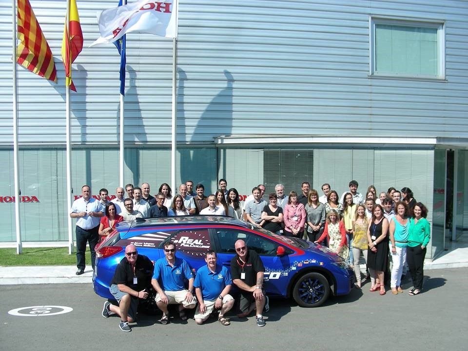 El equipo del récord posa junto a los trabajadores de Honda España en una de las paradas del recorrido.