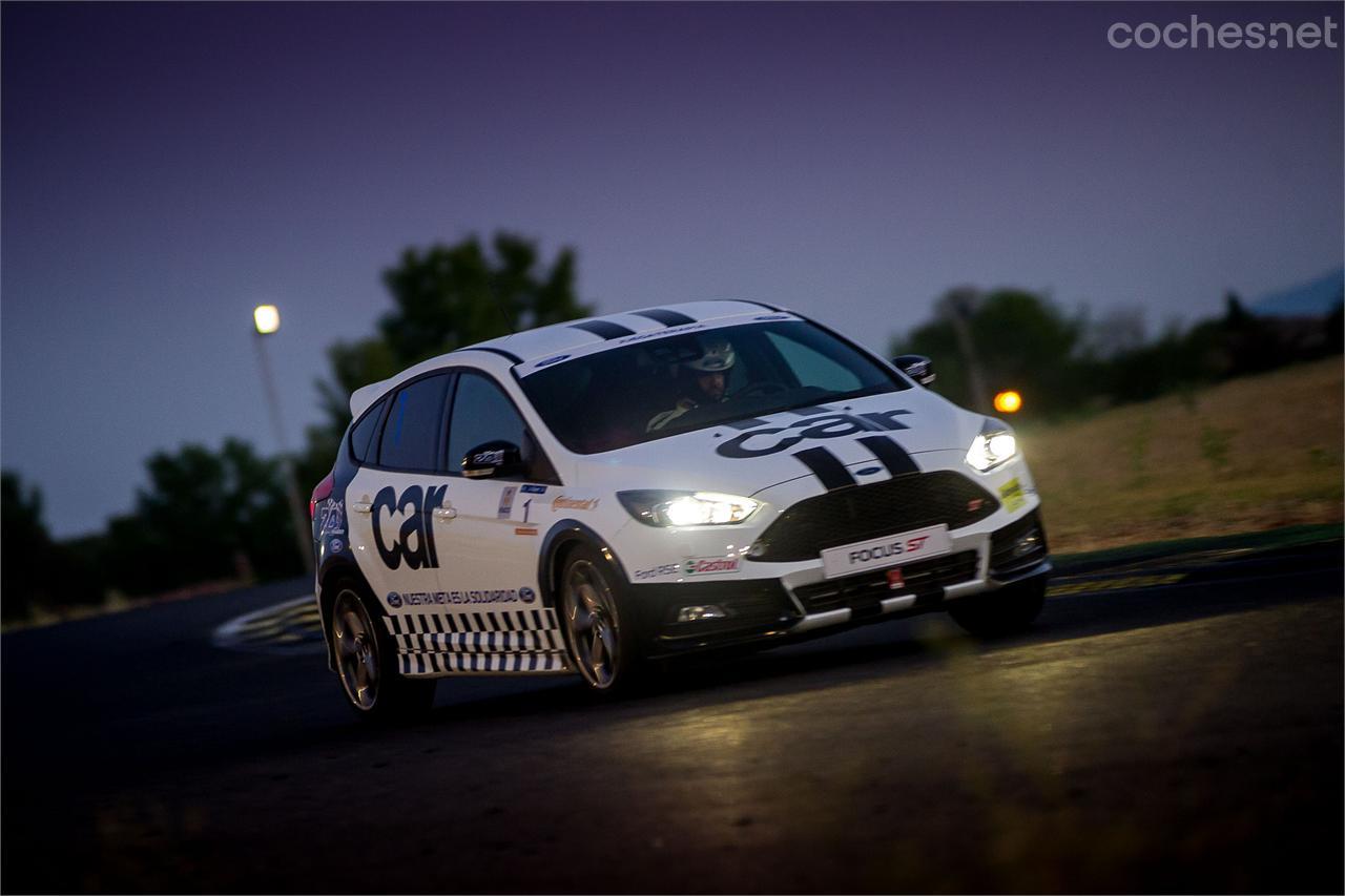 Nuestro Focus ST en el relevo de las cinco a las seis de la madrugada, con las primeras luces asomando en el Jarama.