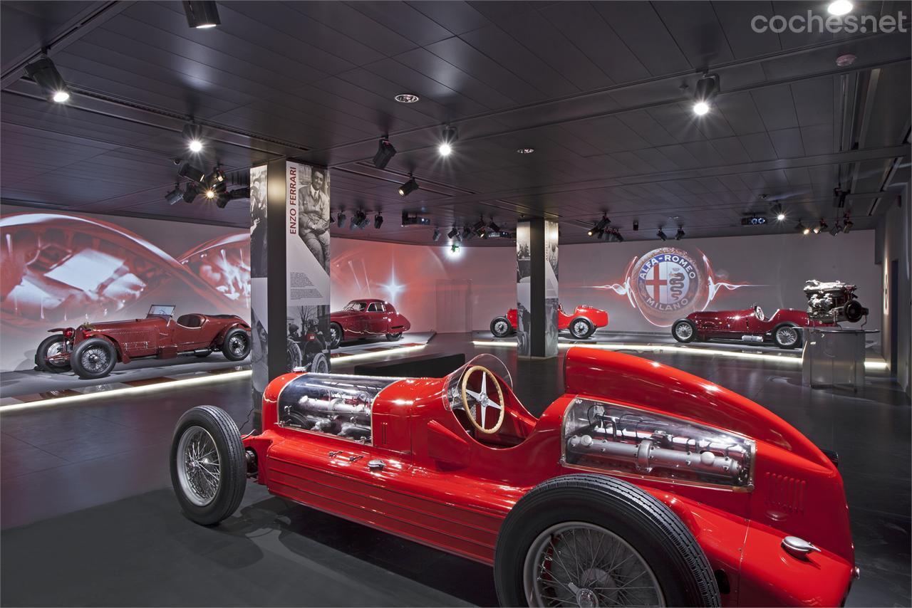 En imagen el Alfa Romeo 16C Bimotore, un monoplaza con 2 motores de 8 cilindros que sumaban 540 CV, con el que Tazio Nuvolari logró un récord de 321 km/h en 1935.