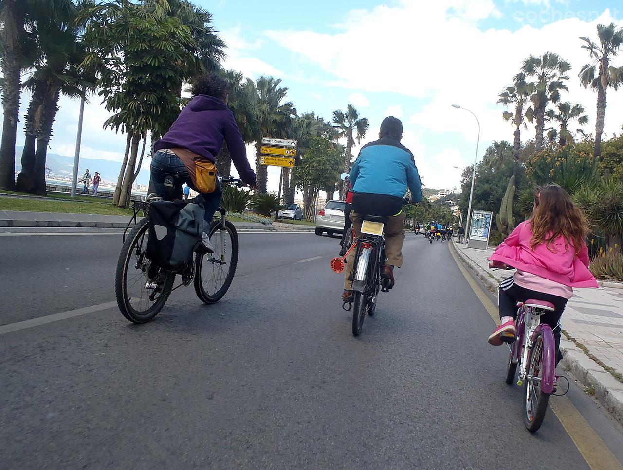 Los remolques para llevar a niños en la bici, también pendientes de la  nueva normativa