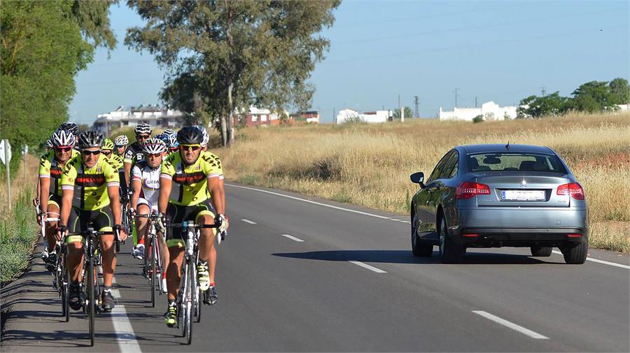 Los ciclistas no pueden circular en paralelo en carreteras con baja visibilidad o con tráfico intenso.