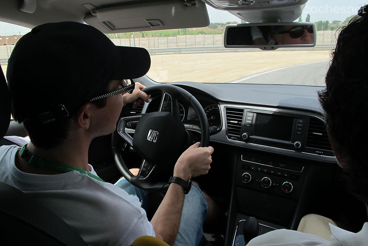 Seat, RACE y ONCE han hecho realidad el sueño de Alberto, un joven ciego que por primera vez ha conducido un coche.