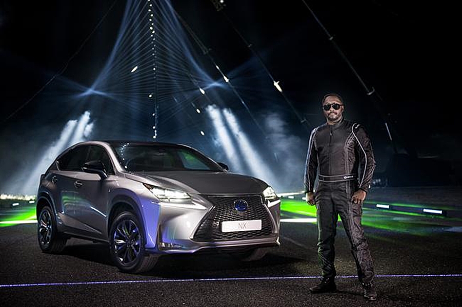 Opiniones de Lexus y Will.i.am crean un espectáculo de láser y sonido