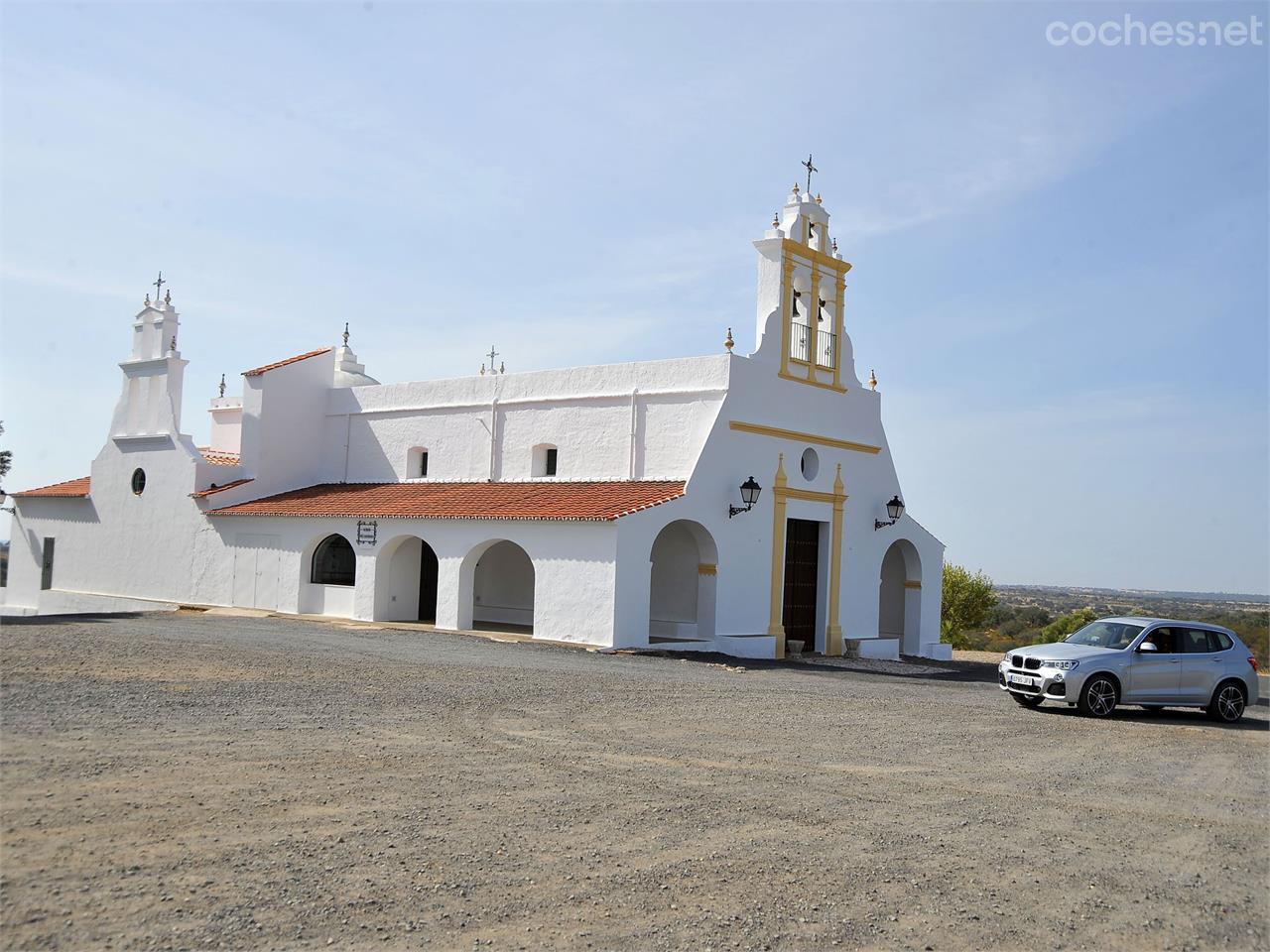 Ermita de Santa María de Piedras Albas, entre El Almendro y Villanueva de los Castillejos.