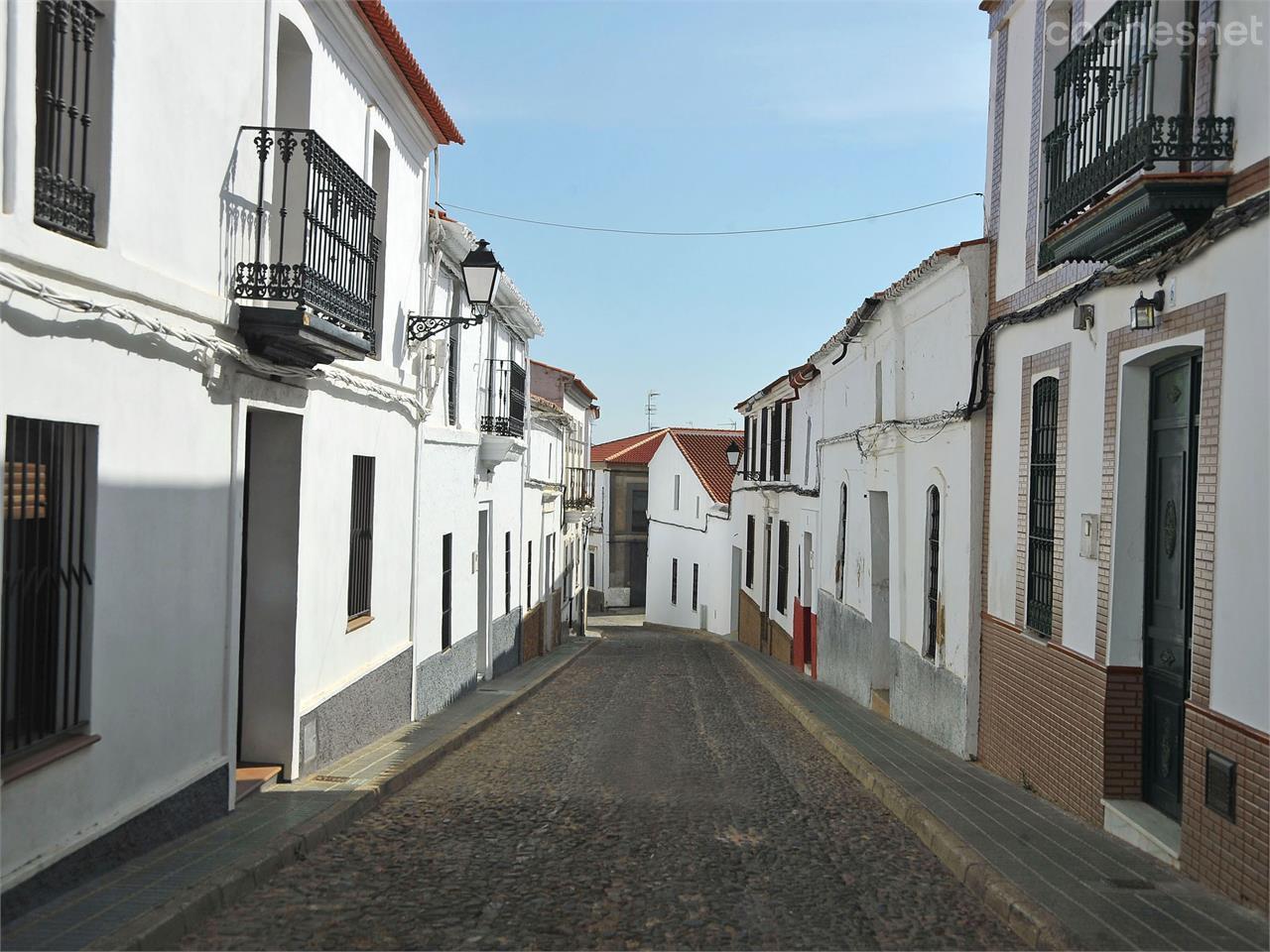 Callejeando por las adoquinadas calles de Puebla de Guzmán.