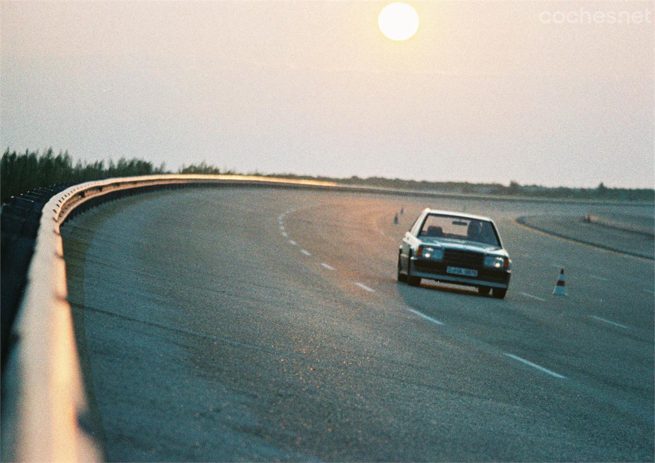 El peralte máximo lo encontramos en el cuarto carril con una inclinación de 12º 36'. En este carril rodando a 240 km/h el piloto puede mantener el volante completamente recto.