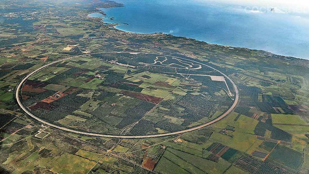 Viéndolo desde el cielo se puede comprobar las colosales dimensiones de este circuito con un diámetro de 4 kilómetros y 12,6 kilómetros de cuerda. 