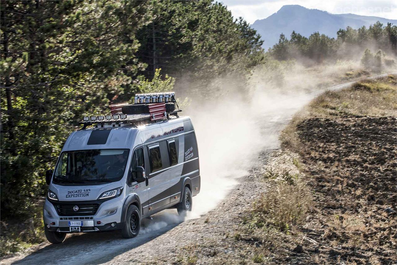 Equipa tracción total permanente una carrocería más elevada y neumáticos específicos de montaña.