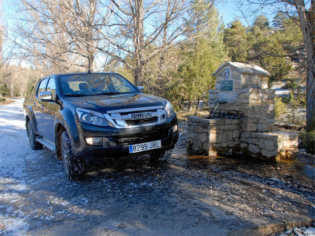 Fuente junto a la Ermita de Nuestra Señora de Brezales, la pista cubierta de nieve