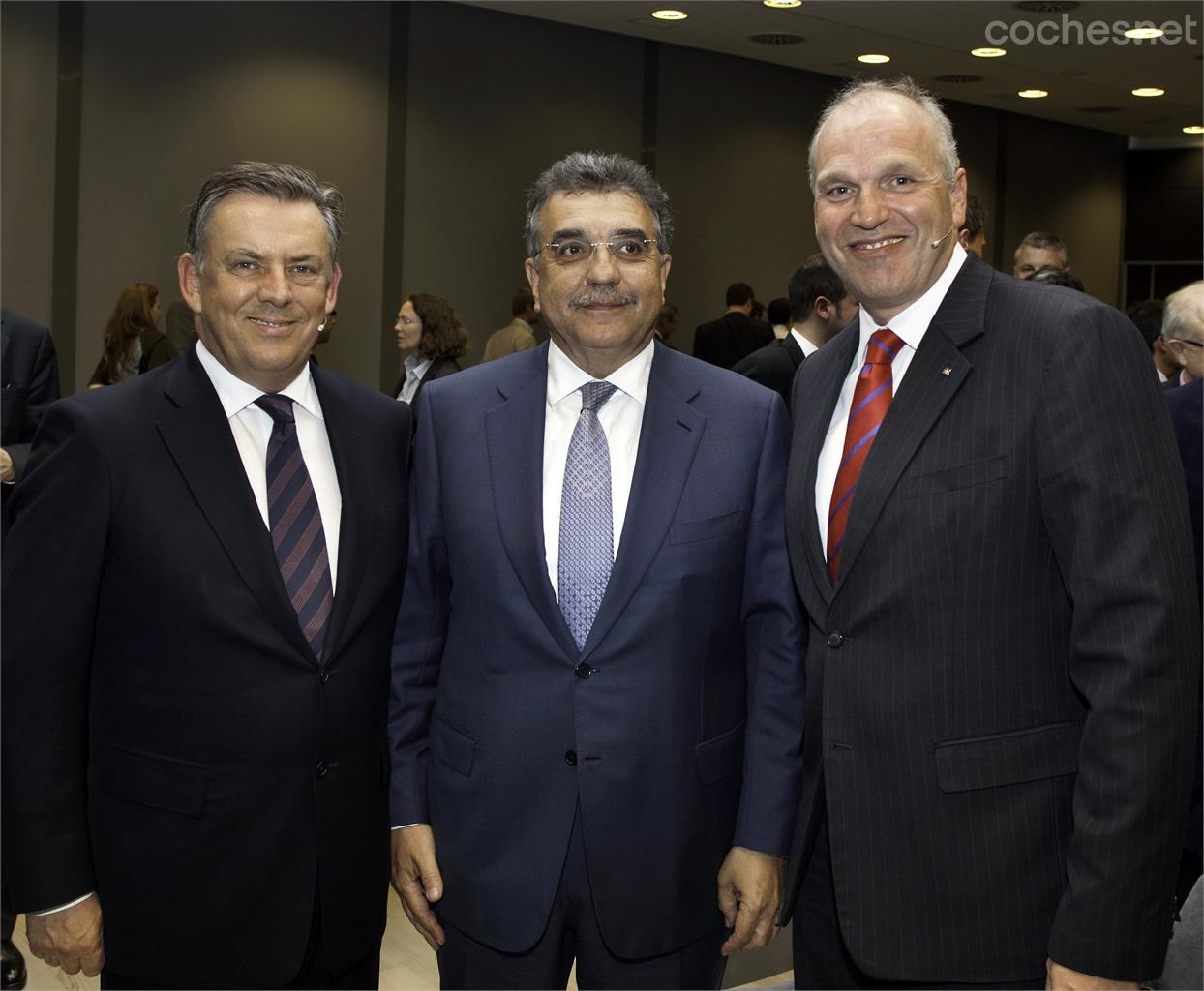 Francisco Javier García Sanz, en el centro, junto al actual presidente de Seat, Jurgen Stackman (a la derecha) y el antecesor de este en el cargo, James Muir.