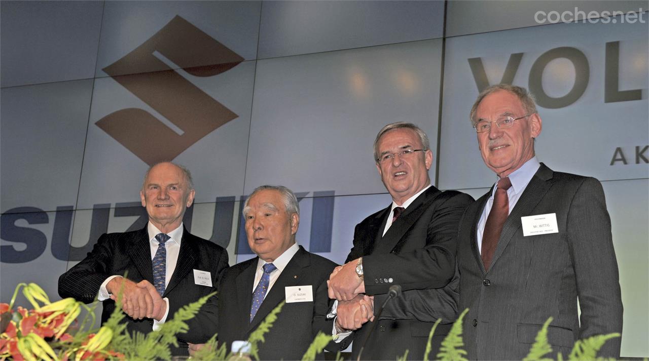 Firma del acuerdo entre Suzuki y Volkswagen AG (2010). De izquierda a derecha: Pr. Dr. Ferdinand Piëch, Osamu Suzuki, Pr. Dr. Martin Winterkorn y Detlef Wittig.