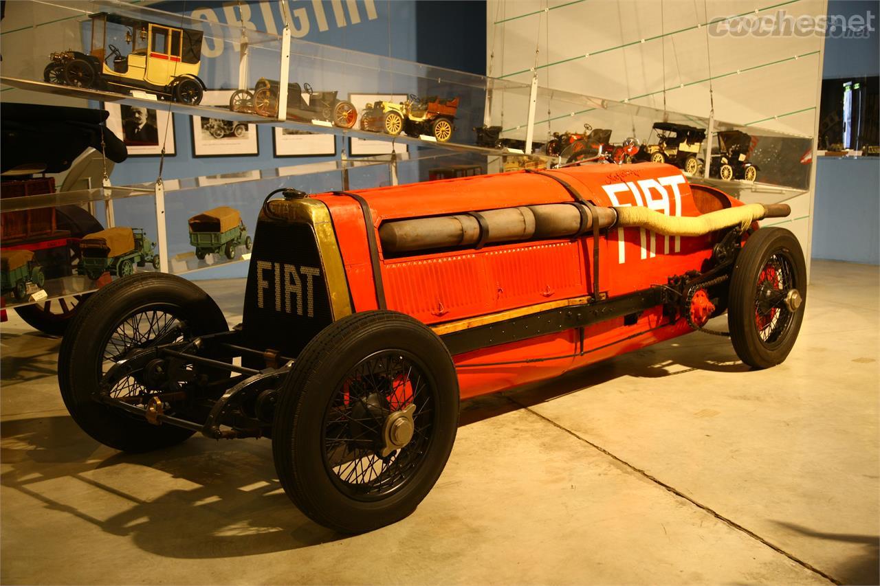 La estrella de la muestra es el tremendo Fiat Mefistófeles, detentor del récord de velocidad en 1924. Llevaba un doce cilindros de avión con escape libre.