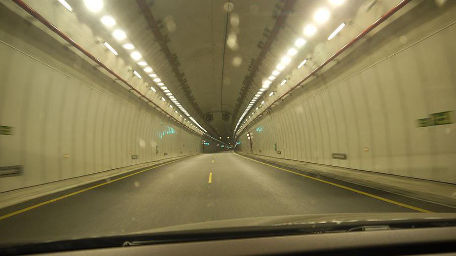 El momento de entrar y salir de un túnel es el de mayor riesgo por el contraste de luz que se produce.