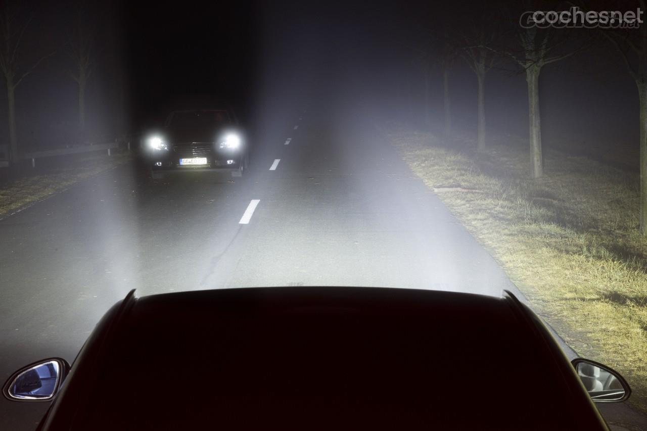 El sistema matricial LED de Opel permite circular con la luz de carretera conectada pero sin deslumbrar al resto de usuarios.