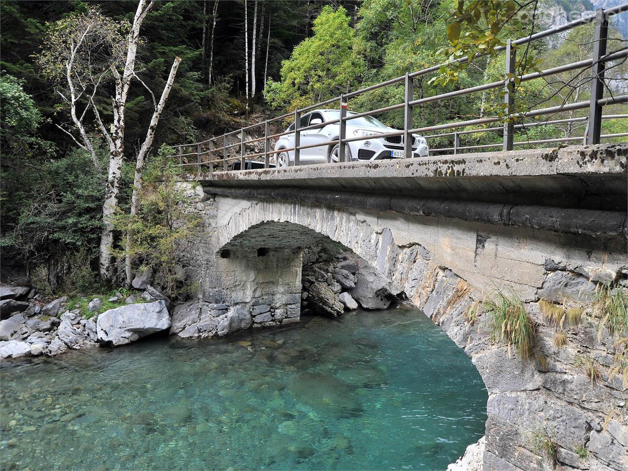 Cruzando las cristalinas aguas del río Ara