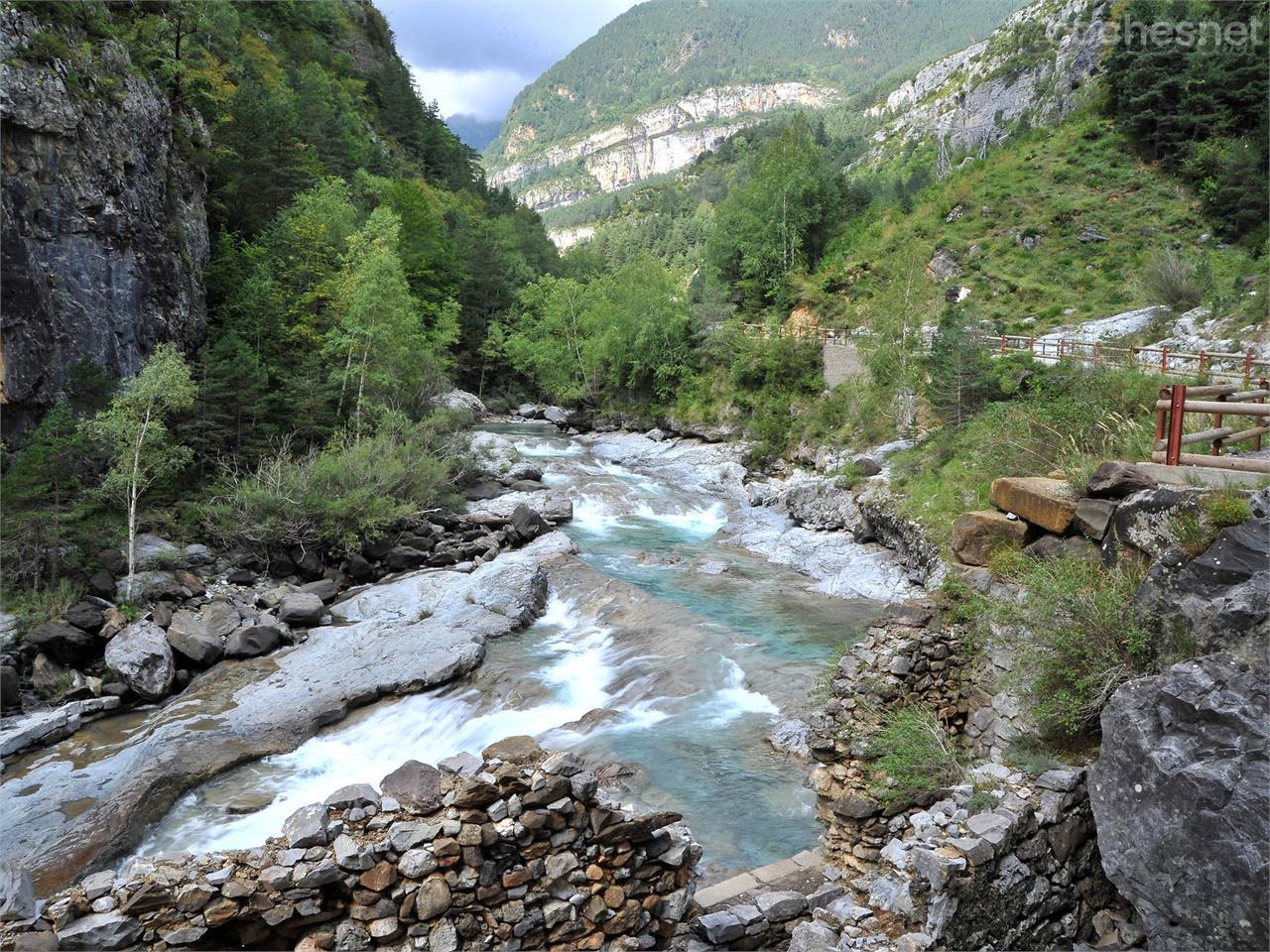 Vista del río Ara camino de Bujaruelo