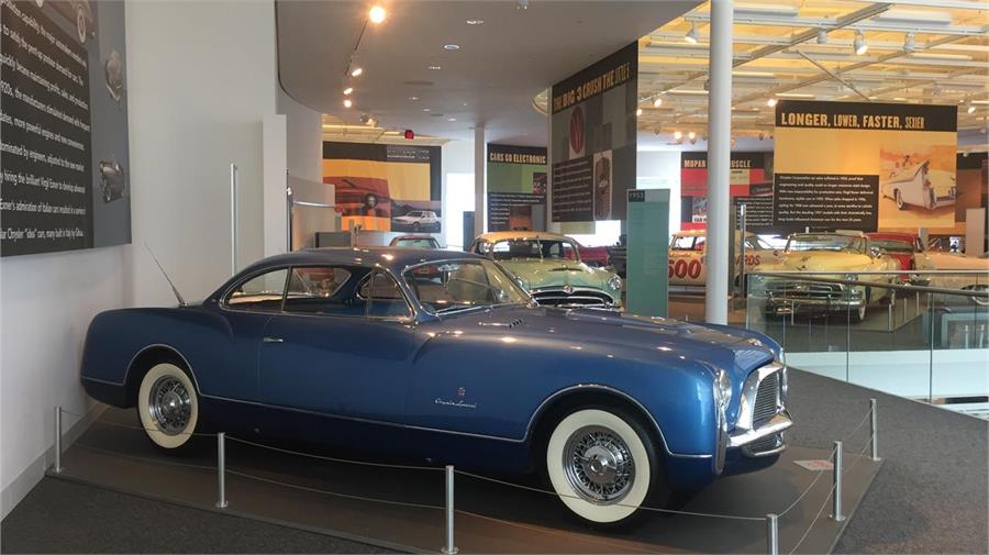 En la parte superior del museo, este Chrysler Imperial carrozado por Ghía da la bienvenida a los visitantes.