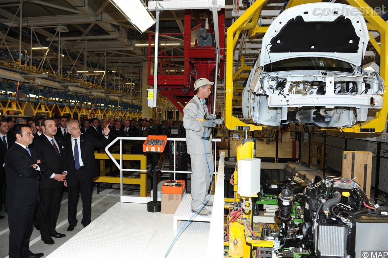 Carlos Gohsn, entonces Presidente del Grupo Renault y el Rey de Marruecos, Mohammed VI durante la visita de la planta de Dacia en Tánger de donde nos llega el Sandero.