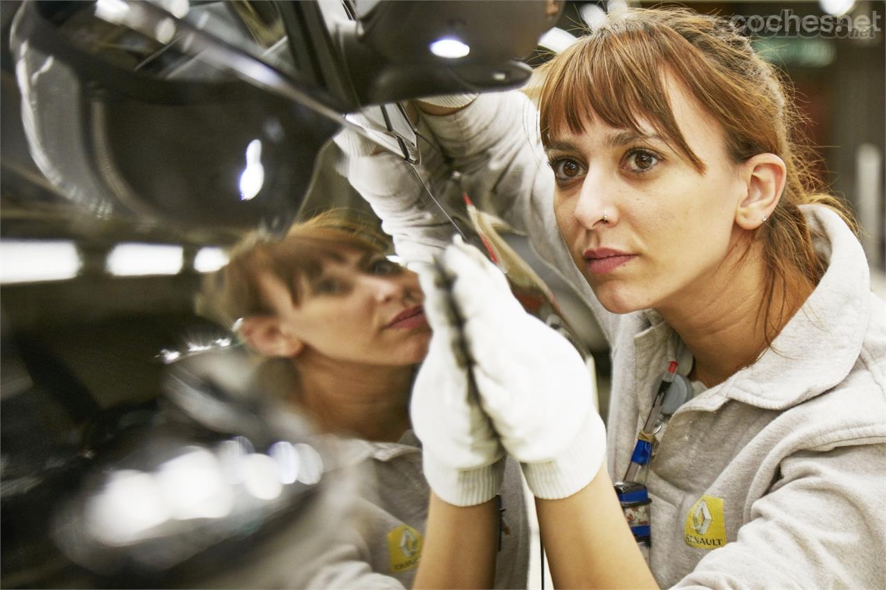 Esta chica que trabaja en la zona de control de calidad de la cadena de producción del Renault Mégane es española y vive, muy posiblemente, en Palencia.