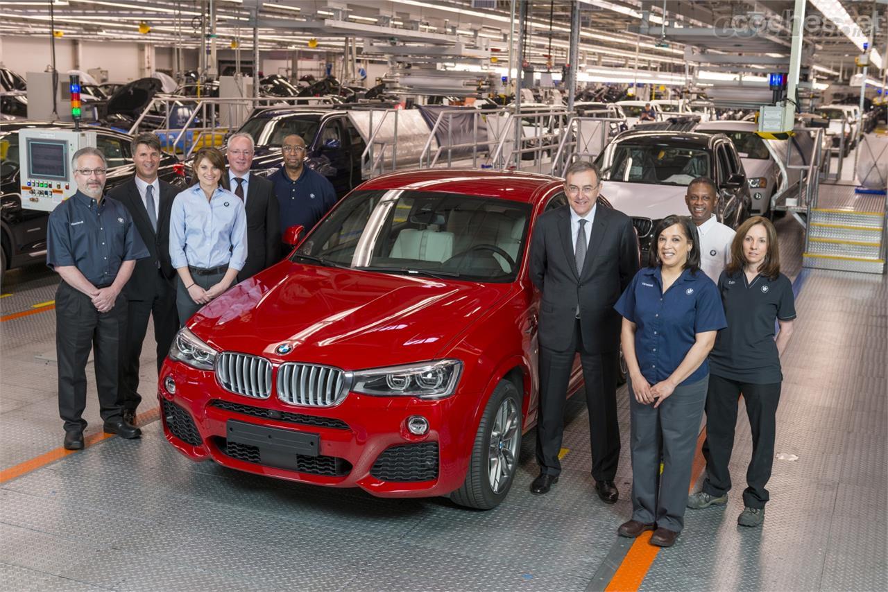 Foto de familia de los responsables de producción de todos los BMW X excepto el X1. Quién crea que son bávaros está muy equivocado. La foto está tomada en Spartanburg (Estados Unidos).