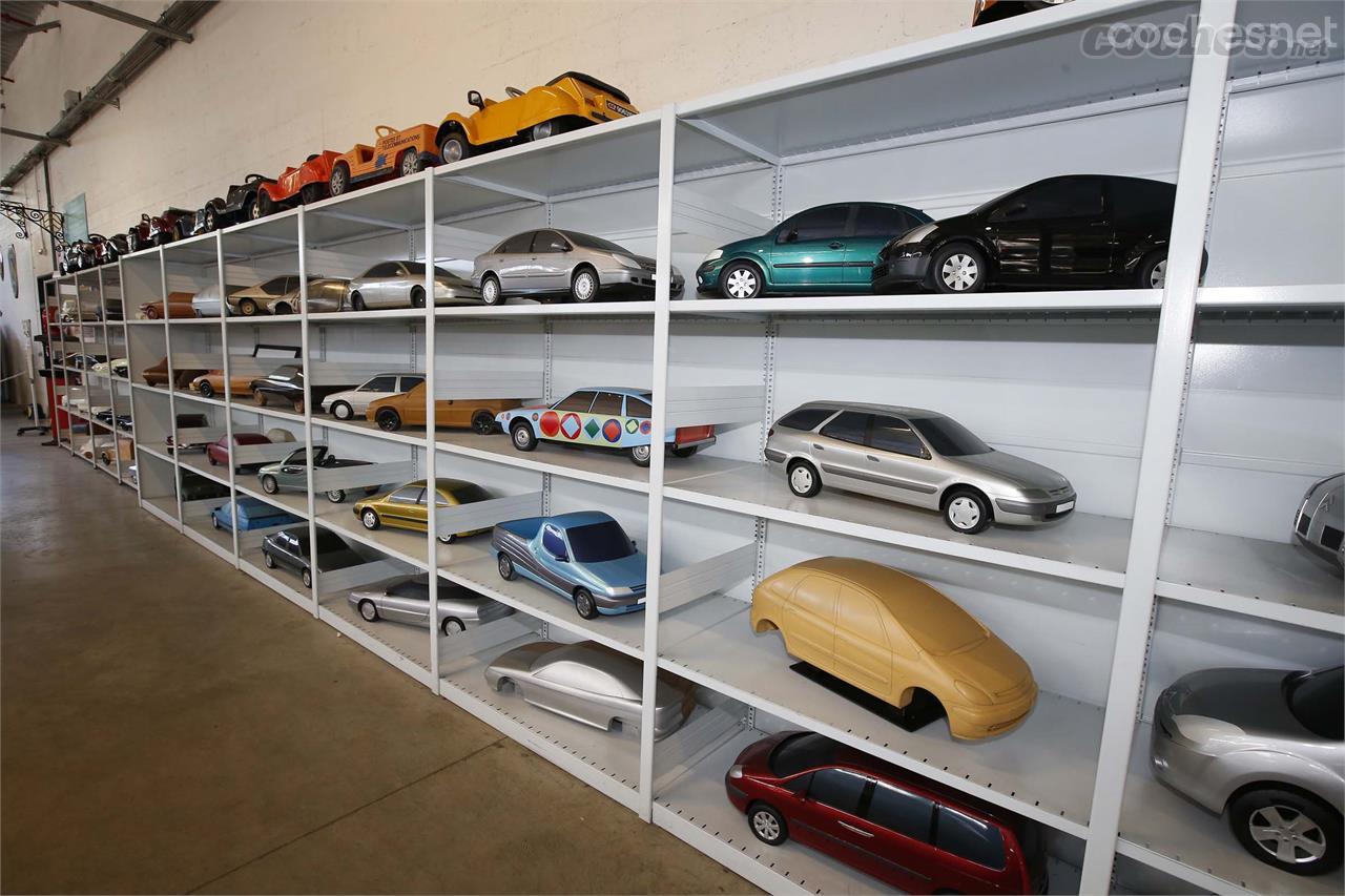 Junto a estas maquetas a escala 1:5 de prototipos de toda la historia de Citroën había también una colección de coches a pedales.