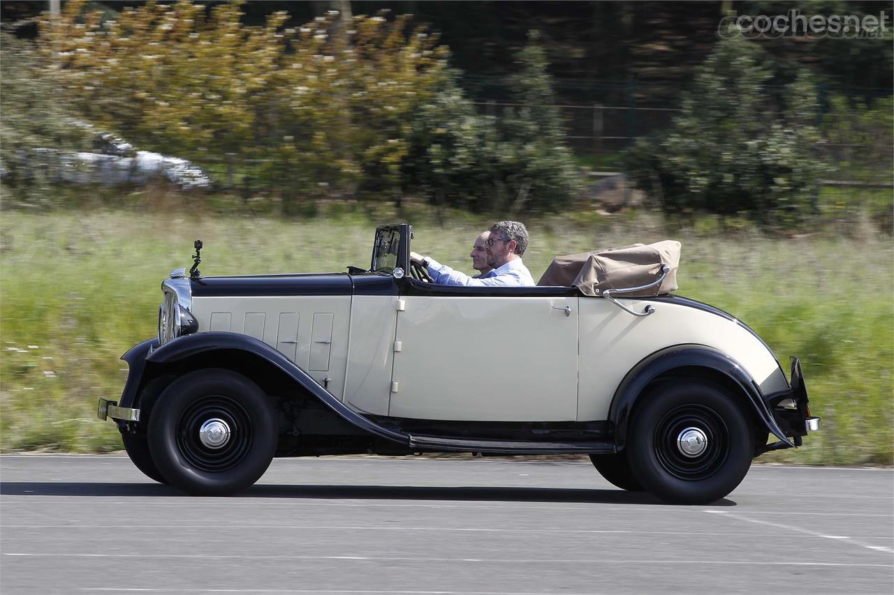 Al volante de uno de los dos clásicos que probé durante la visita al Conservatoire. Un Rosalie de 1934 que no iba recto en ningún momento. Toda una prueba de estrés a 20 km/h.