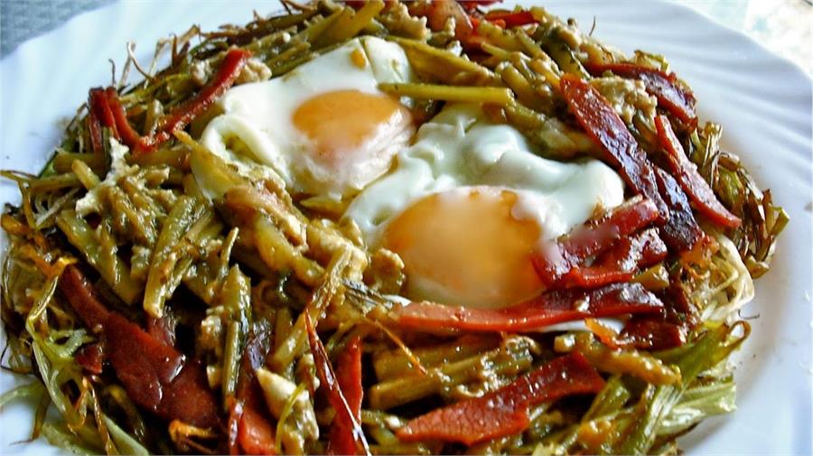 Tagarninas con huevos, exquisito. A la Tagarnina también se la conoce, entre otros nombres, como cardillo o cardo de olla.
