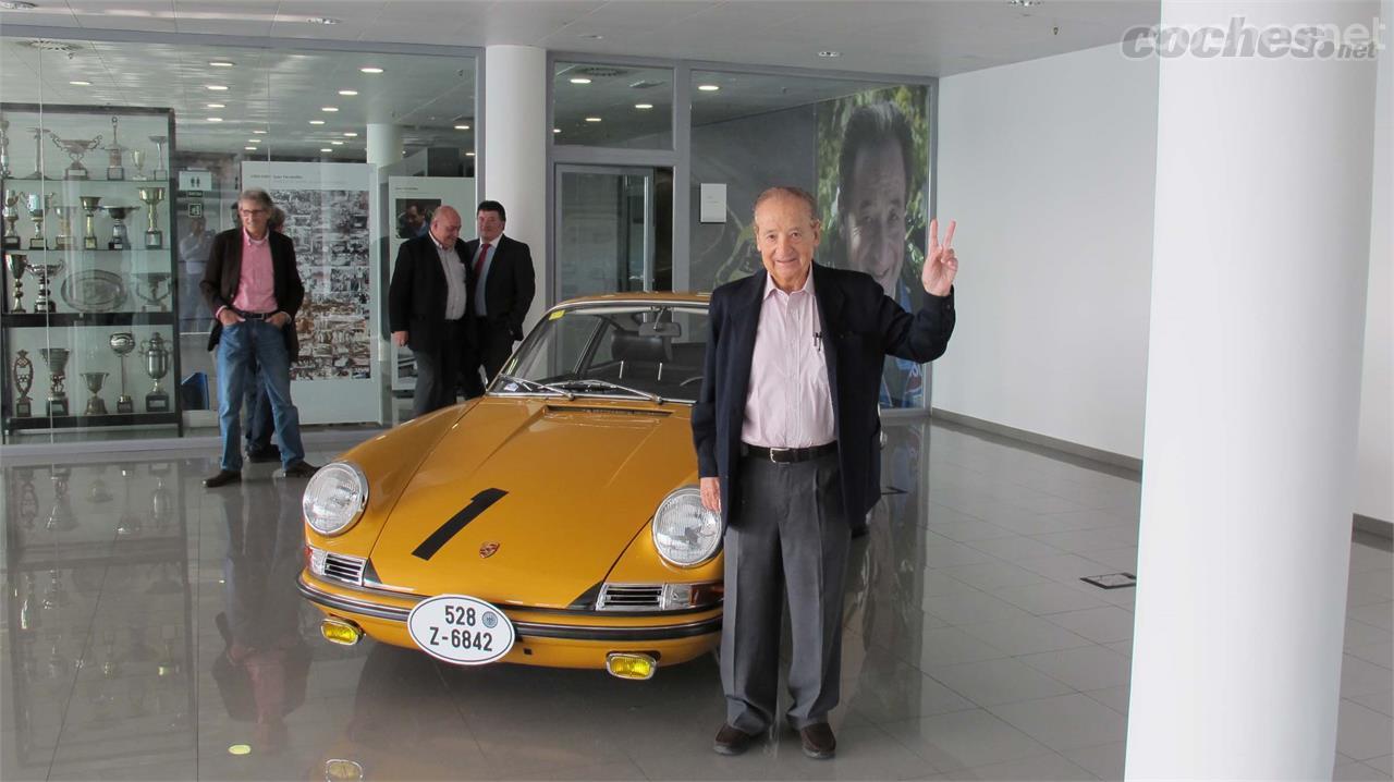 Juan Ferández (en imagen) junto a Javier de Vilar ganó las 6 Horas de Barcelona de 1967 con este Porsche 911 S color amarillo Bahama Yellow.