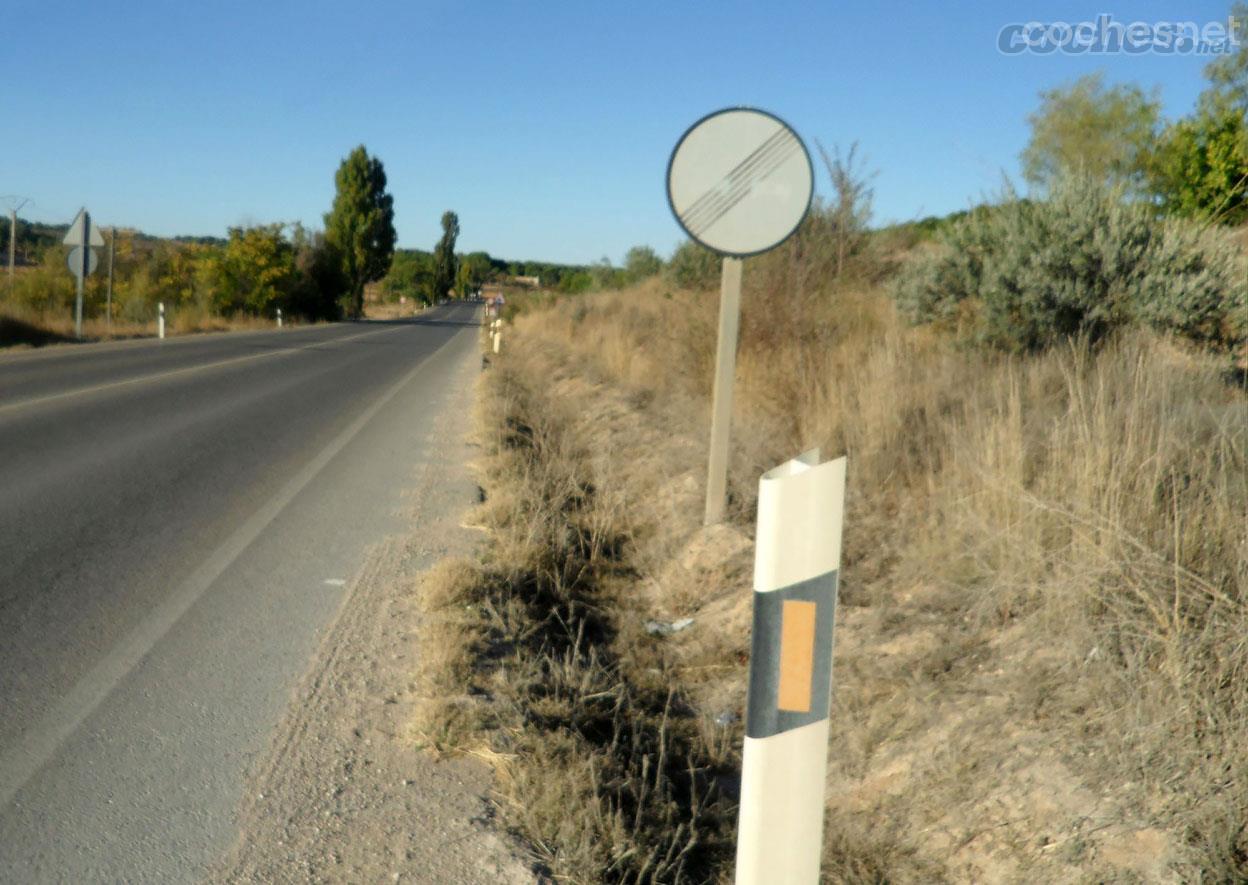 El adelantamiento es una de las maniobras más peligrosas en carreteras secundarias porque obliga a invadir el carril contrario.