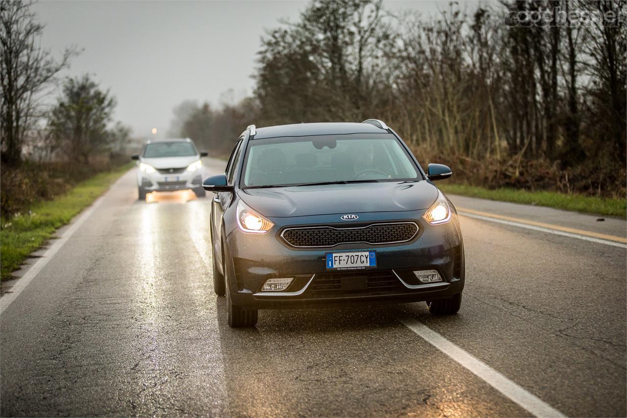 El Kia existe sólo en versión híbrida. El coche tiene un comportamiento dinámico propio de un turismo y no de SUV.