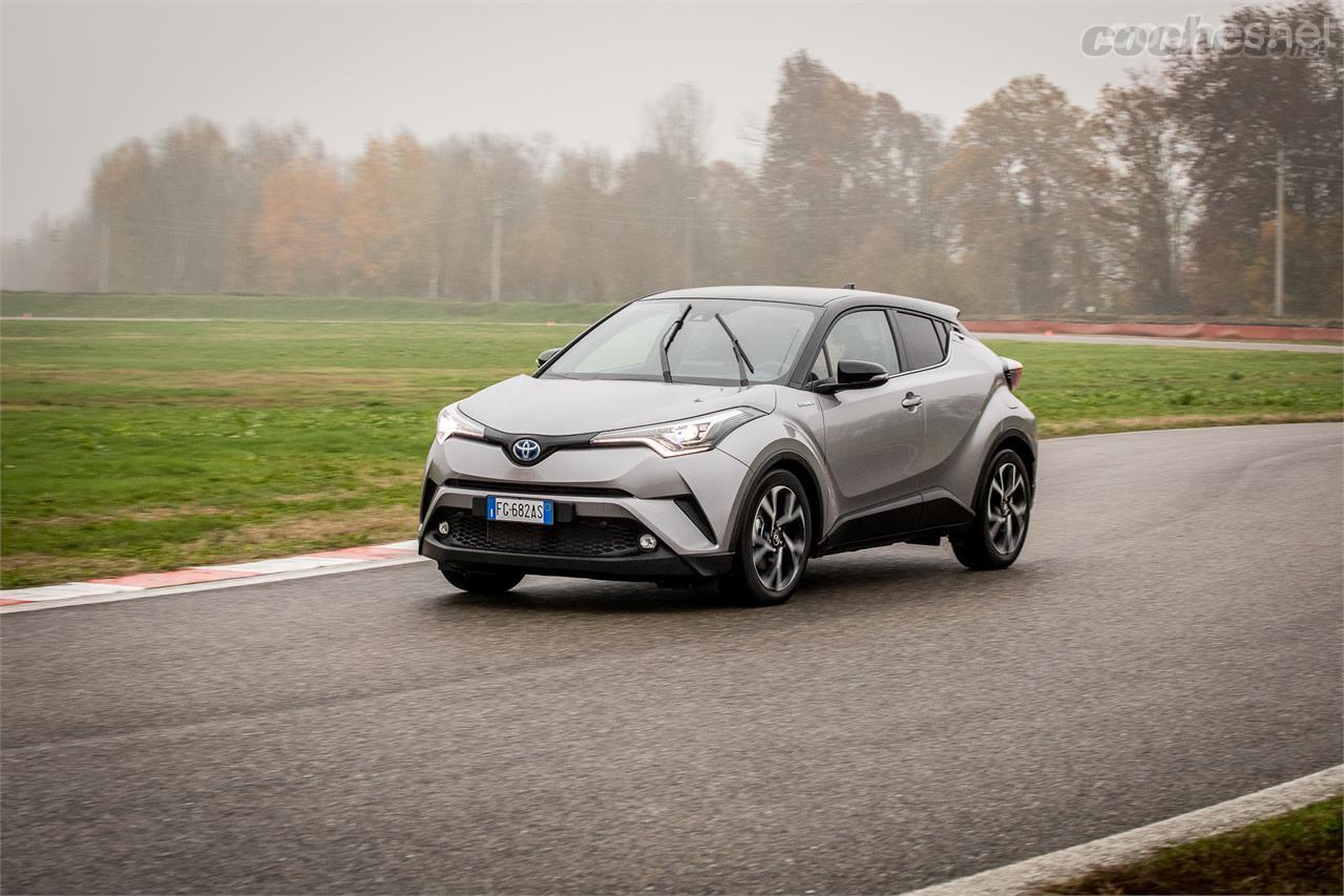 El CH-R es un coche con un chasis muy bueno, casi deportivo pero la mecánica híbrida -sobre todo el cambio- no está al mismo nivel.