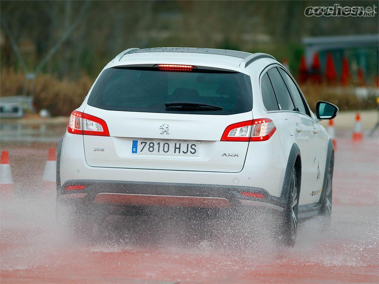 Presta atención ante las primeras gotas porque, al mezclarse el polvo y la grasa, la pista se vuelve más deslizante.