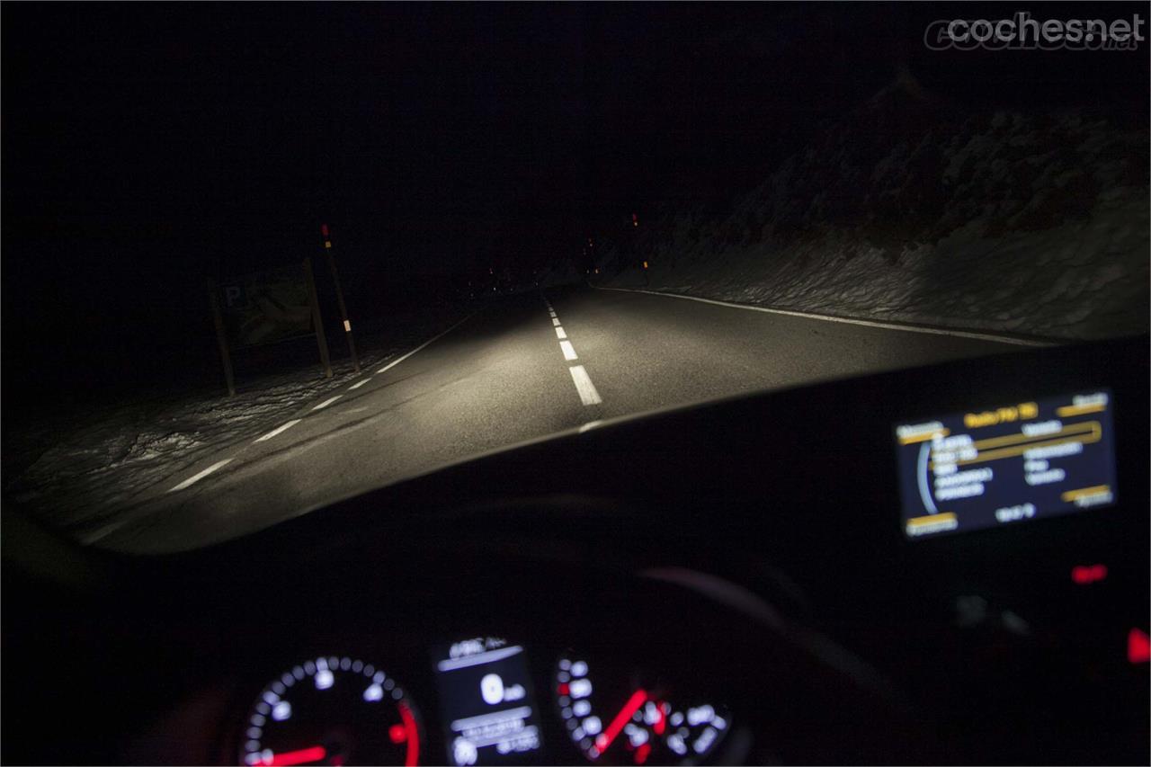 Según Audi el alcance con las cortas de los faros halógenos de este A1 es de 60 metros. Con las largas todavía ves algo, pero esto es lo que ves con las de cruce.