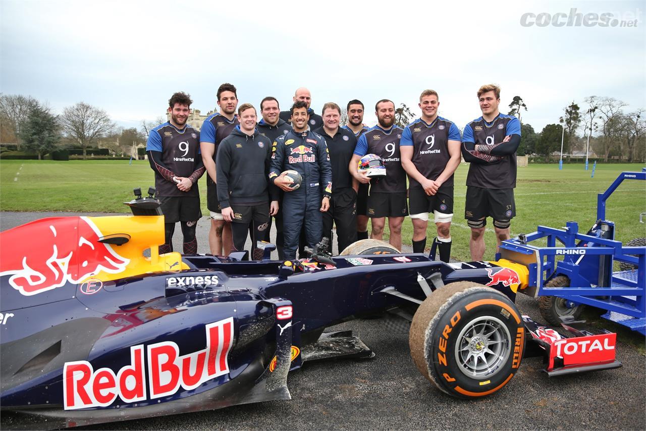 Todo un atleta como Daniel Ricciardo parece un estudiante de secundaria al lado de los jugadores de rugby...