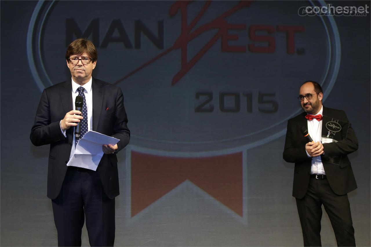 Olivier François, a la izquierda, justo antes de su discurso de agradecimiento del premio MANBEST que le entregó nuestro editor Joan Dalmau.