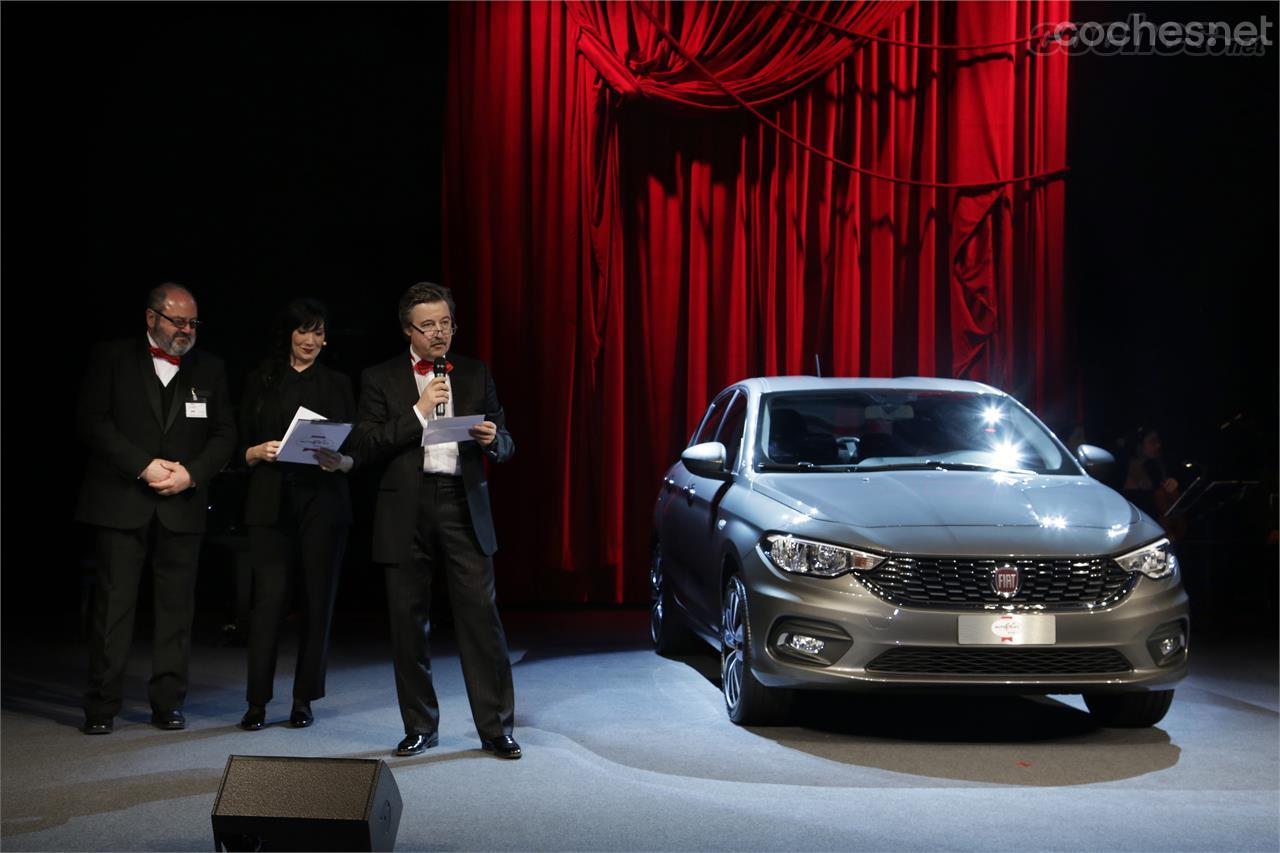 Momento de la proclamación del Fiat Tipo como Autobest 2015 en el teatro Vetra de Milán.