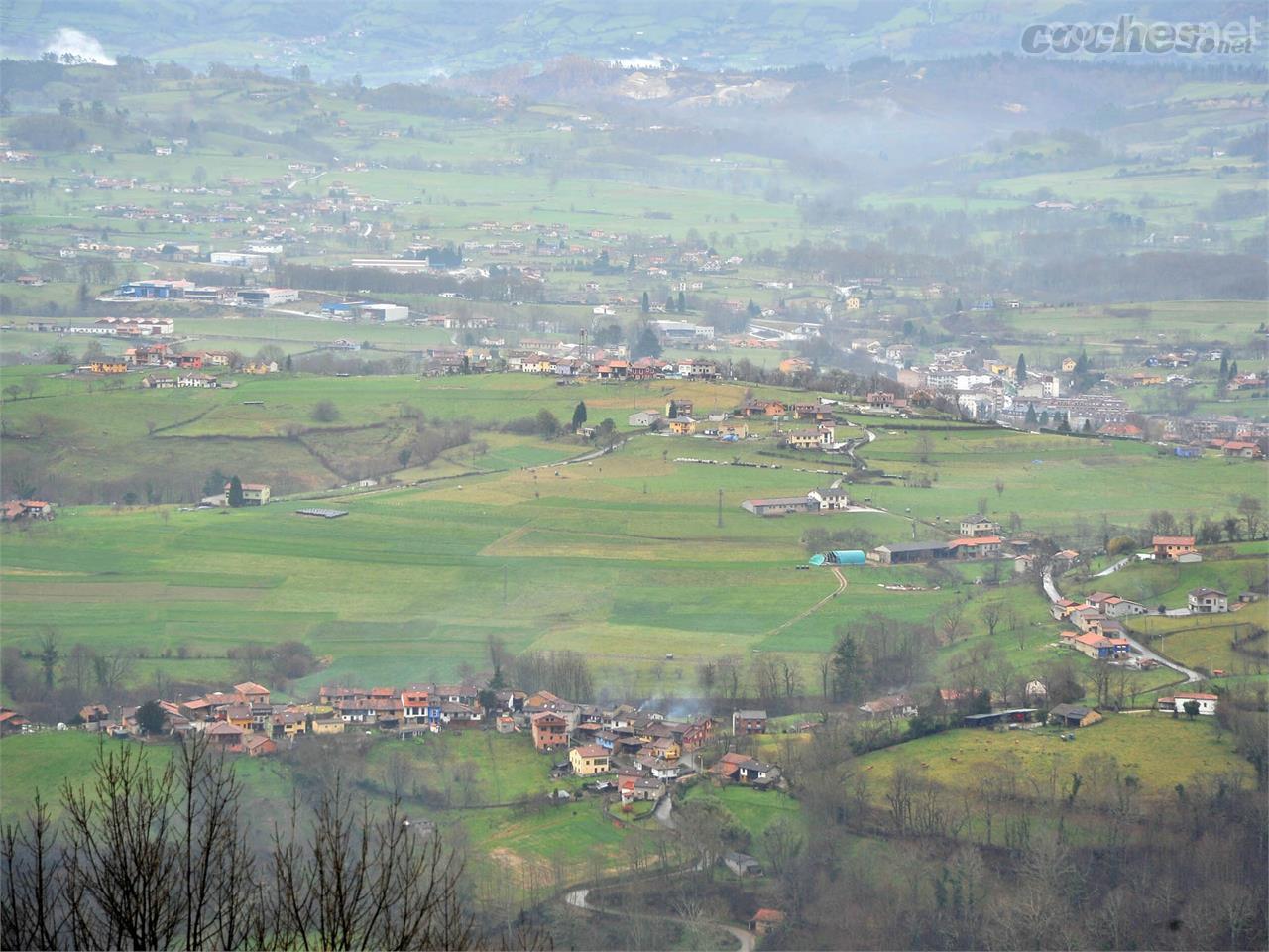 Subiendo hacia Les Praeres la pista nos ofrece magníficas vistas