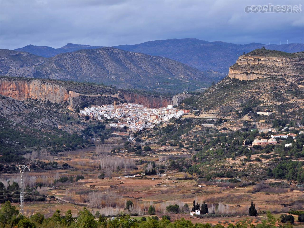 Una foto de Chulilla desde la distancia nos permite apreciar aún mejor la belleza del pueblo